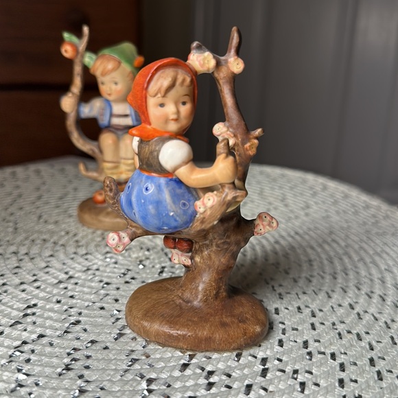 VINTAGE M.I. Hummel “Apple Tree Boy” & “Apple Tree Girl” Figurines - Picture 2 of 15